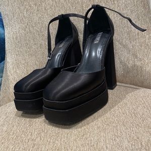 Cute pumps size 6.5. Never worn :)